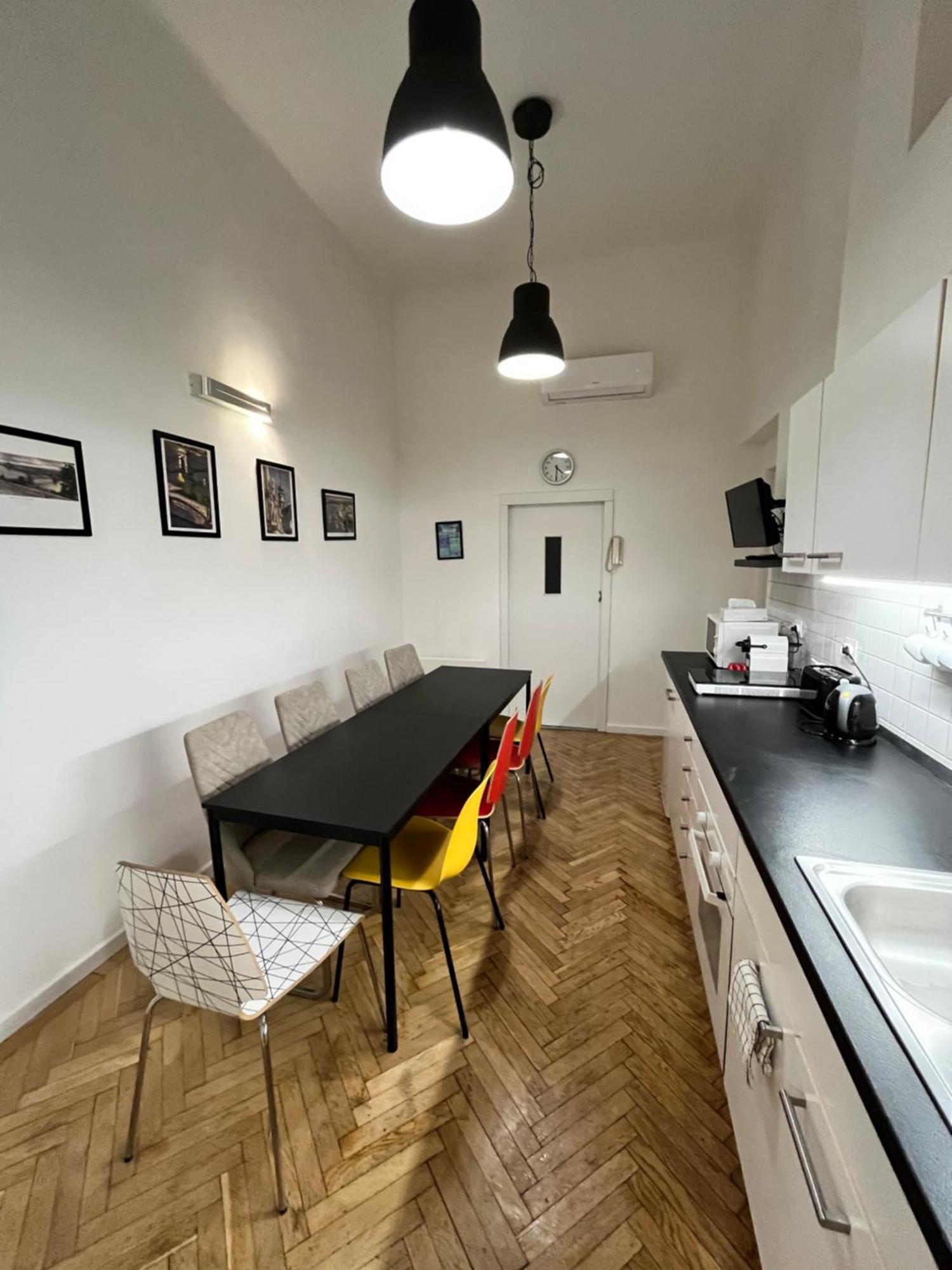 Apartment Modern 3br Free Parking Prime Location