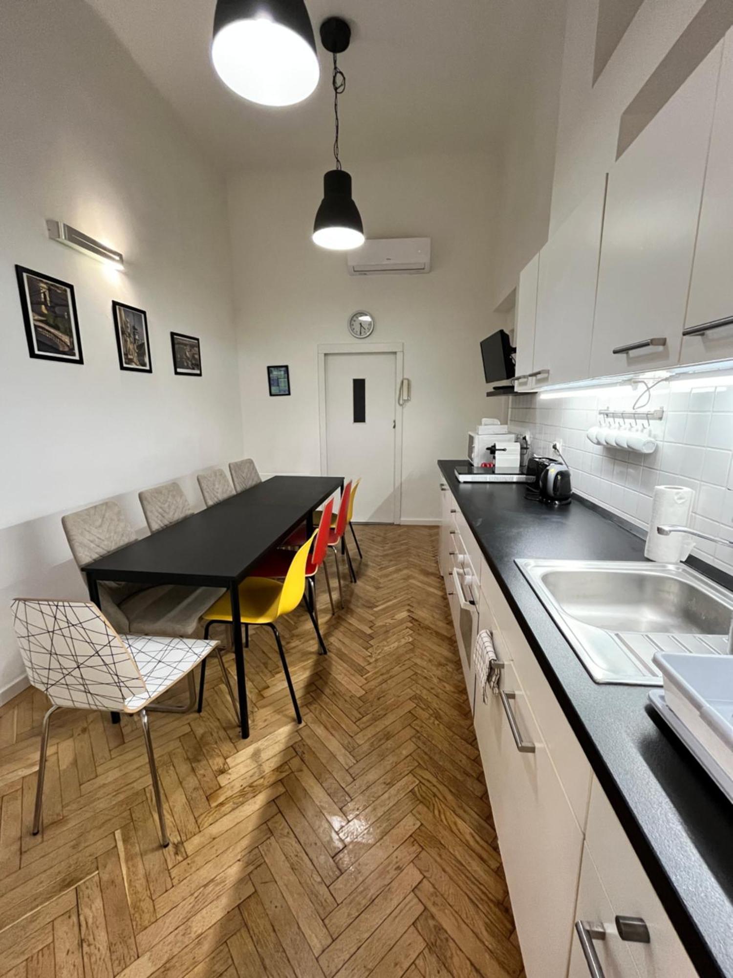 Modern 3br Free Parking Prime Location Apartment